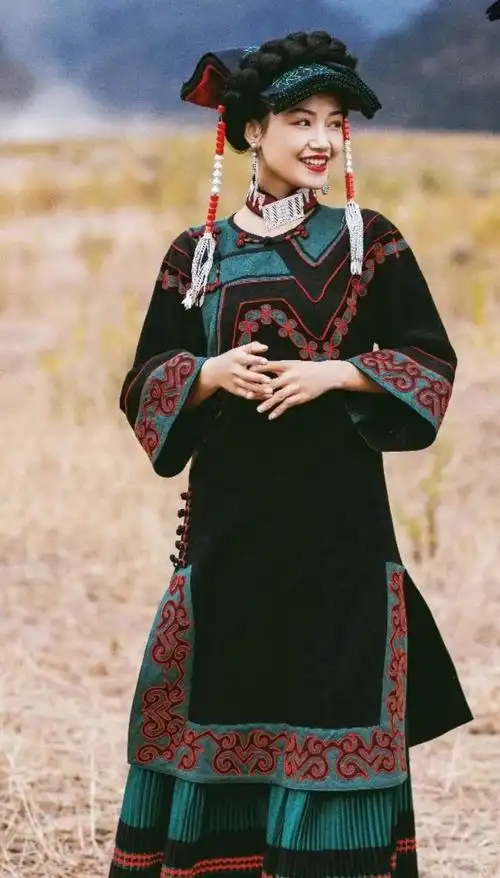 彝族服饰舞蹈·彝族服饰种类繁多,色彩纷呈,是彝族传统文化和审美意识