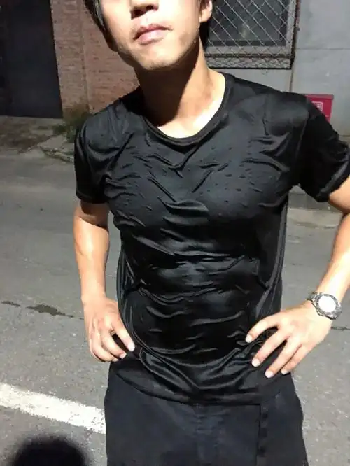 邓超大秀腹肌超哥这波湿身腹肌照你给几分网友娘娘笑晕在厕所