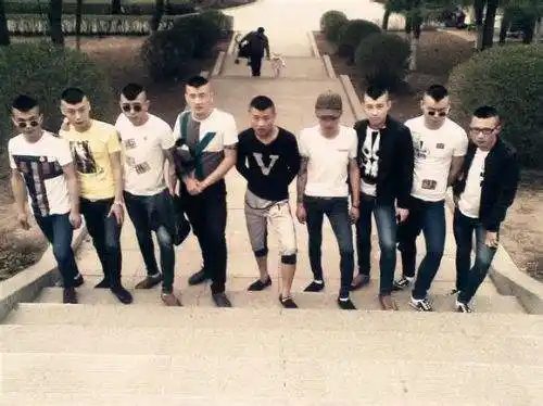 告诉你们混社会的小子有几个兄弟以为你混社会