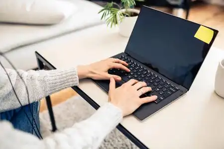 电商耳机首页女人在家里用笔记本电脑工作. 温暖沙发上的家庭办公室.