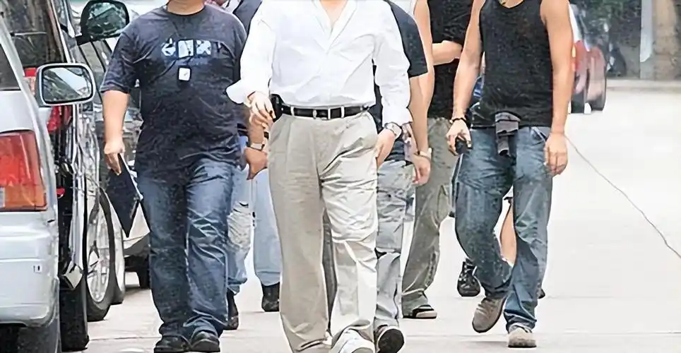 1963年,大连一户普通家庭里,一名男婴呱呱落地,此娃便是邹显卫,父母也