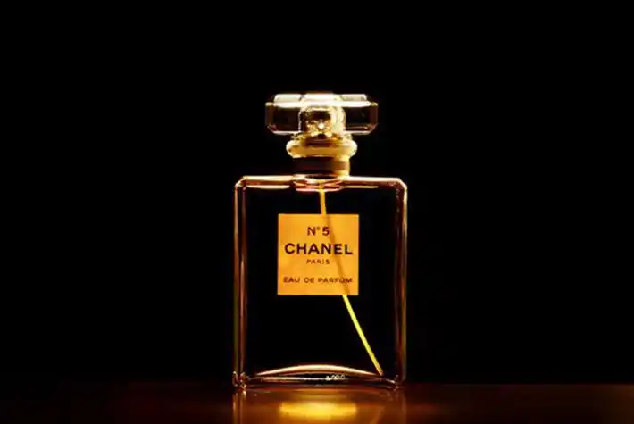 p>香奈儿5号是世界上最著名的 a target="_blank" href="/item/香水