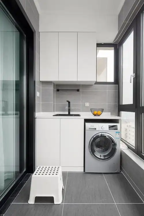 简约风格生活阳台吊柜装修设计效果图