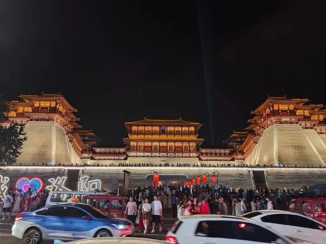 兵两天一夜洛阳游～西厂小街去了～小街天府吃了～大卫天地逛 - 抖音