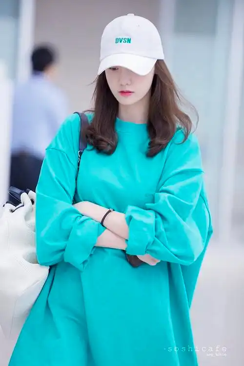 想看女爱豆戴棒球帽的照片