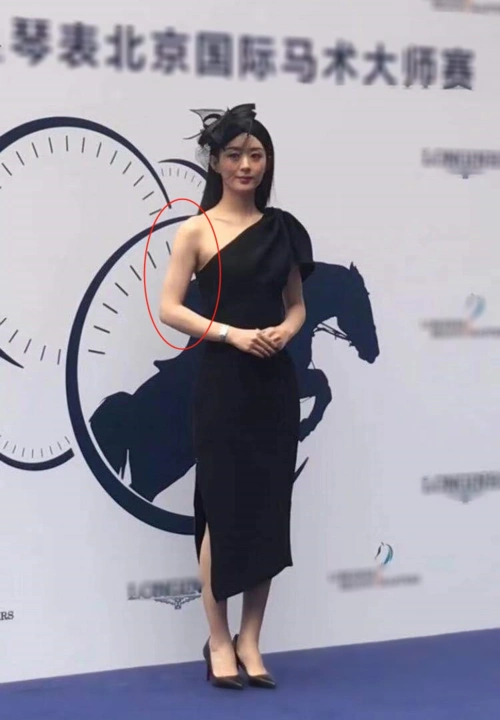 赵丽颖穿露肩裙优雅亮相身材纤细手臂却赘肉明显