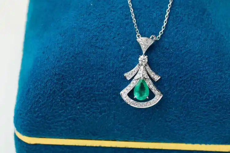 【祖母绿锁骨链】30多分水滴刻面祖母绿锁骨链,像是翩翩起舞的仙女