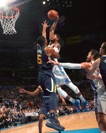 保罗-乔治晒出自己在比赛中的扣篮瞬间