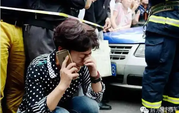 【叫兽有感】骑车女被出租车开门撞倒 头部遭公交碾压身亡