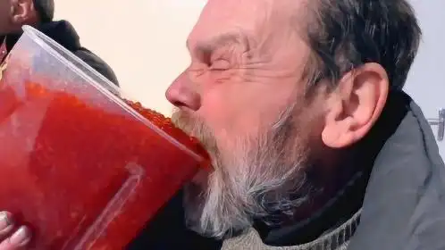 俄罗斯人吃鱼子酱,5斤一大桶,抱着大口大口吃,太土豪了!_腾讯视频
