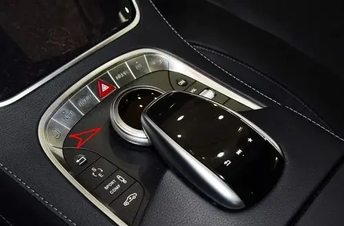 奔驰s400挂档在什么地方