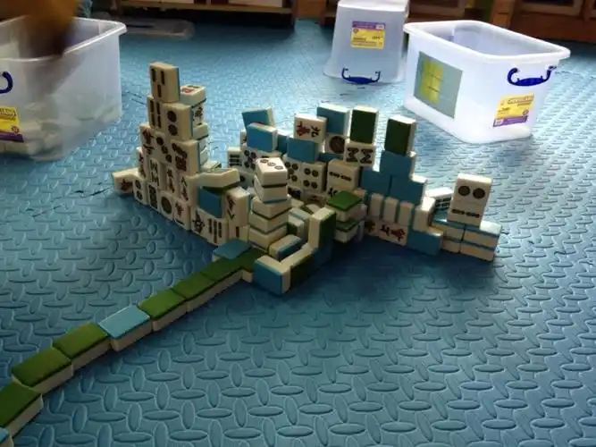 我们的麻将城堡搭得好吗?请爷爷奶奶也来做做客吧!