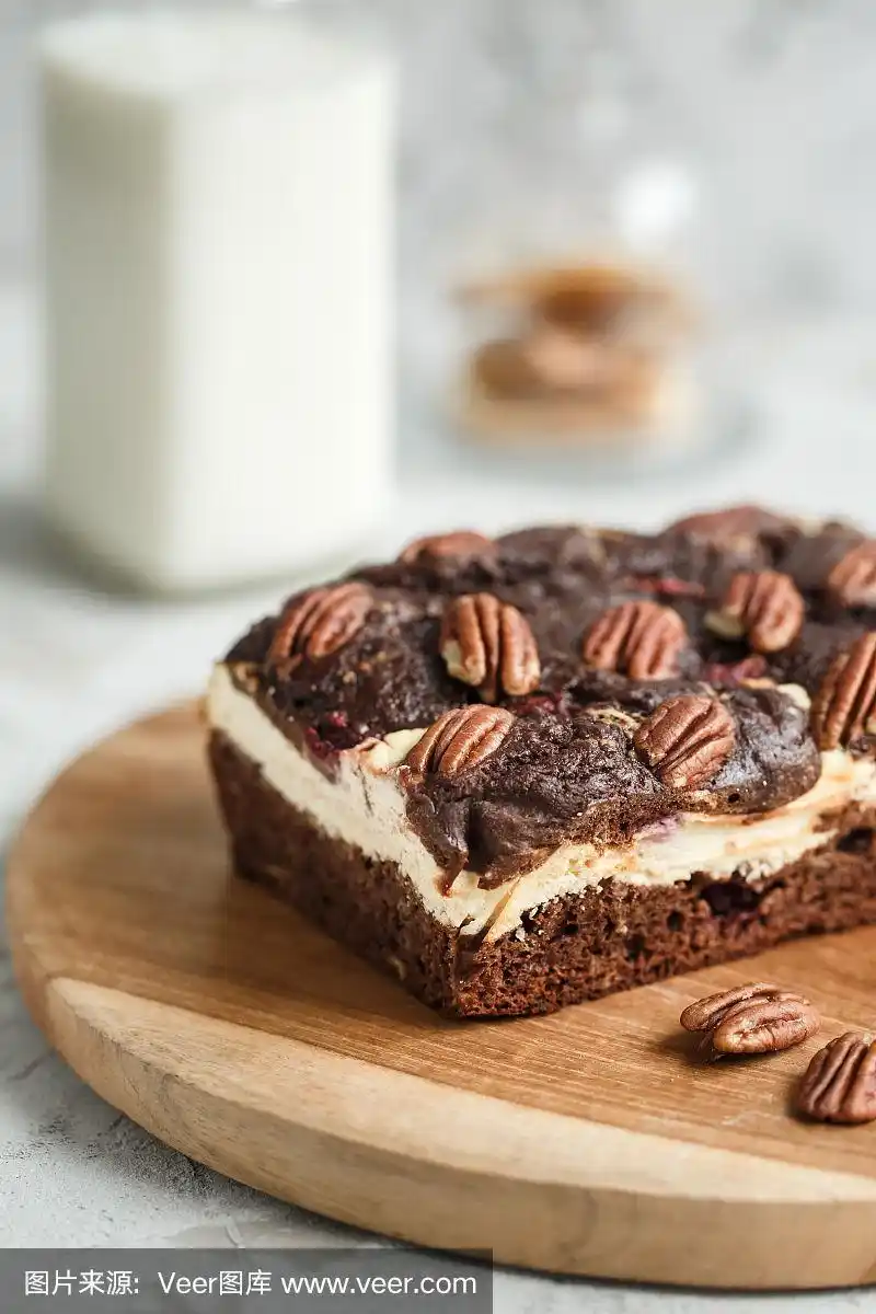 甜点布朗尼芝士蛋糕和坚果