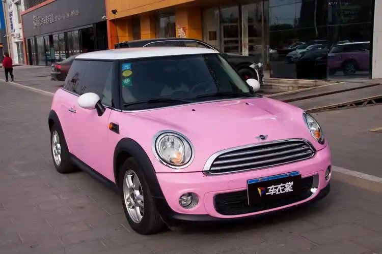 给你一抹暧昧的粉色mini9900系列改色膜亮光淡粉车身改色