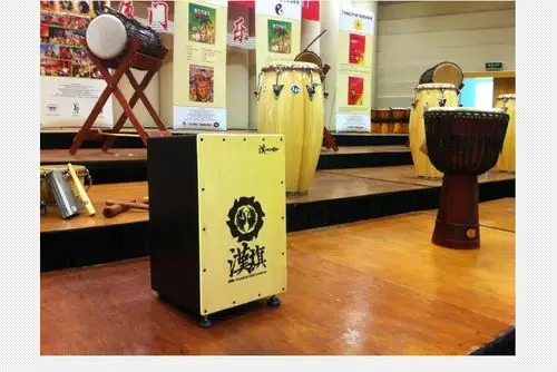 cajon打击木箱还未向congas,bongos那样广泛流传,它是近几年打击乐器