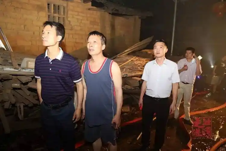 现场信宜池洞镇一木材加工厂火灾市领导赶赴现场指挥扑灭