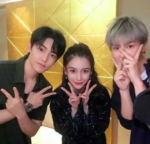 angelababy和黄明昊合影