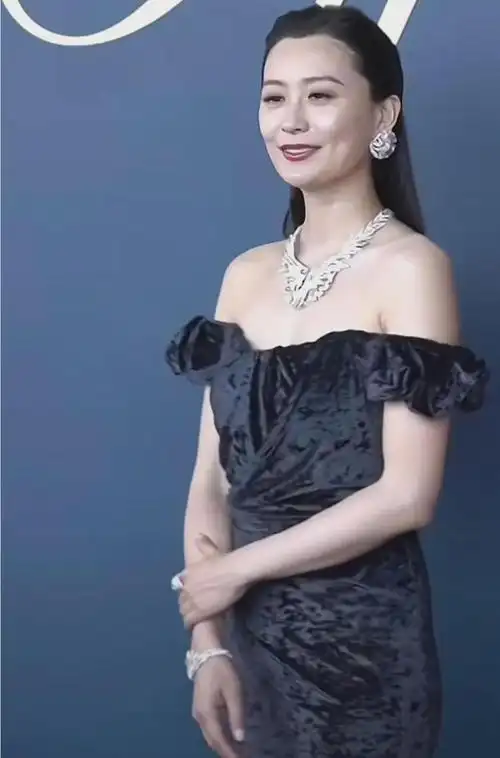 陈法拉不仅人美还会穿,一身黑配大背头气质挺出众,生图也不显老