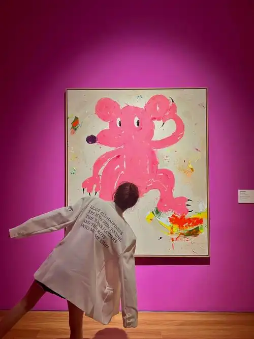 来看展遇到#晚晚  啦!