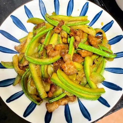 五花肉炒西葫芦