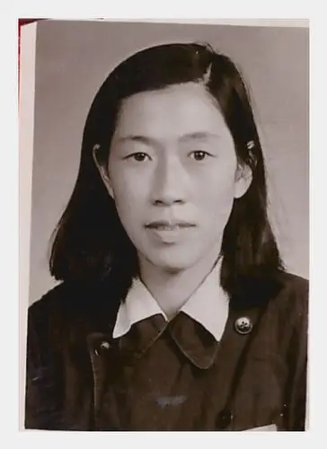 陈玉兰同志纪念照片和干部履历表