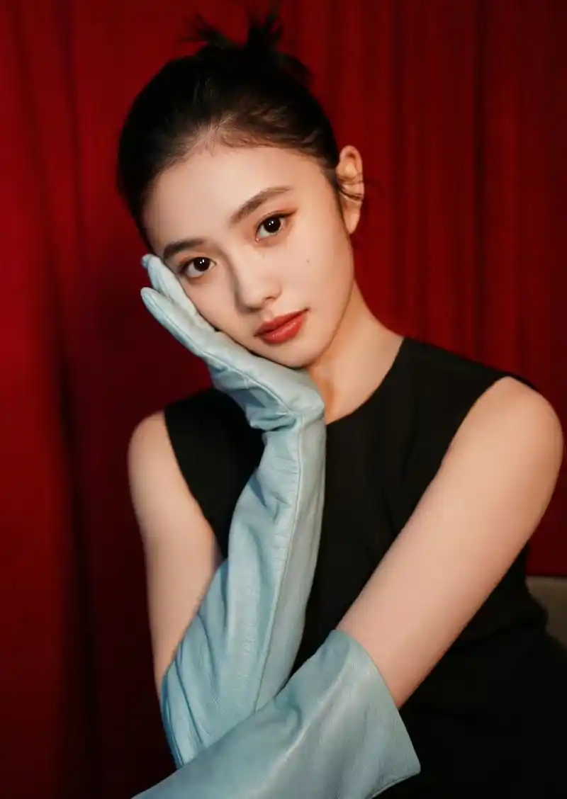 刘浩存戴着长袖手套亮相活动,裙摆飞扬气质灵动,俏皮感扑面而来.