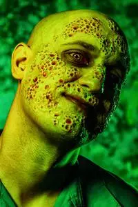 绿光中一个病人的特写肖像.绝望,绝望.照片