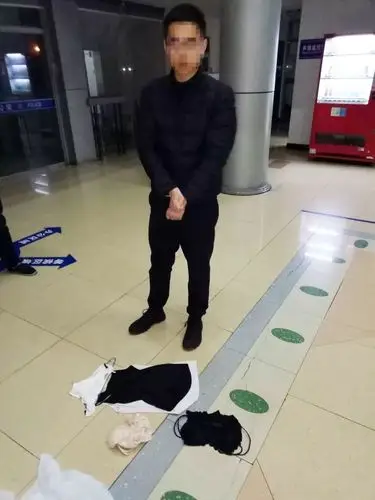 男子和女友异地半夜寂寞空虚 竟盯上了隔壁女邻居的