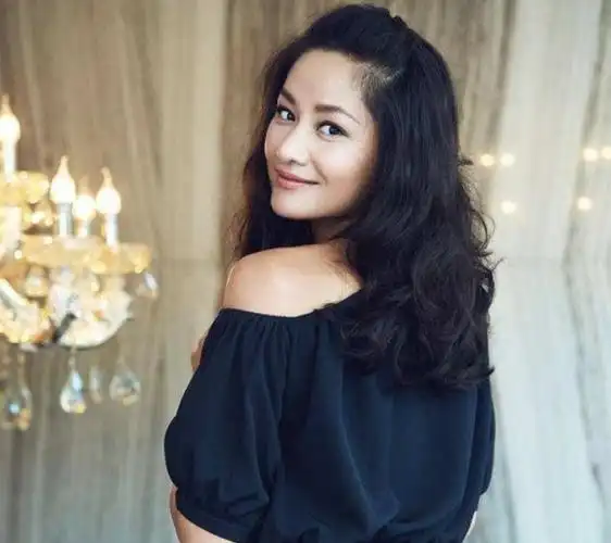 知名歌手罗中旭紧急入院被踢伤眼睛疑视网膜脱落双眼缠满纱布