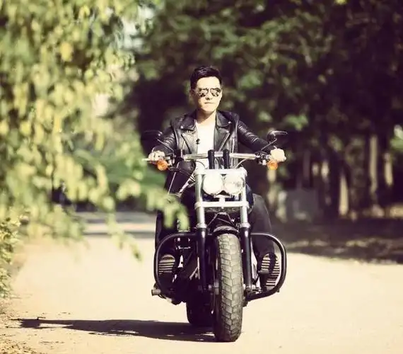 在接受采访的时间,记者问靳东近期还有玩摩托车吗,他先是说自己很喜欢