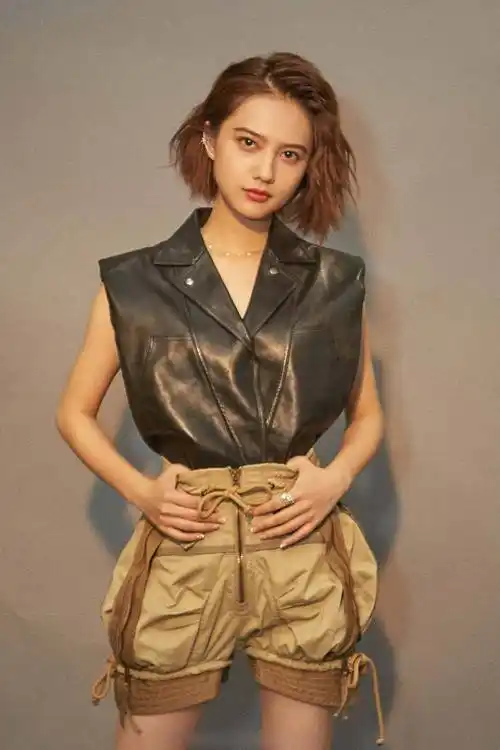 孙亚亚私下真敢穿,短裤竟比上衣还短,与张家辉搭戏事业火力全开