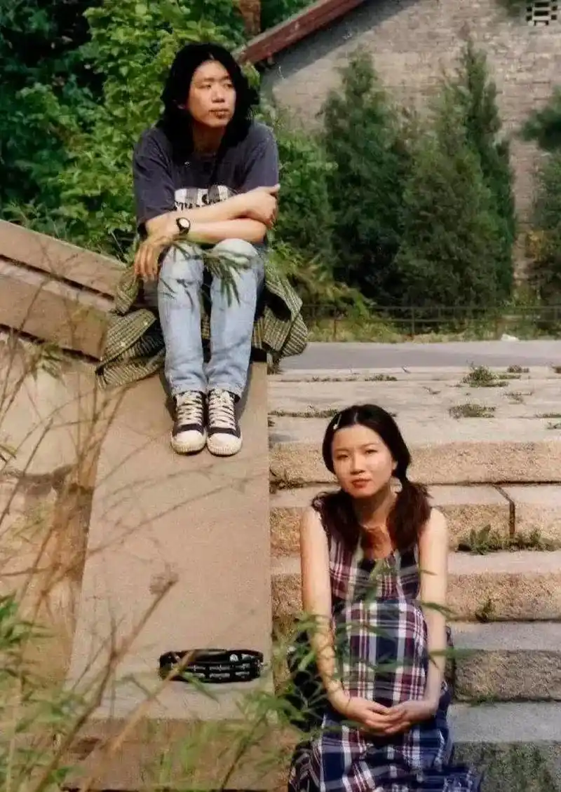 相信大多数经历过90年代的人都知道他们俩,老狼的《同桌的你》,《睡在