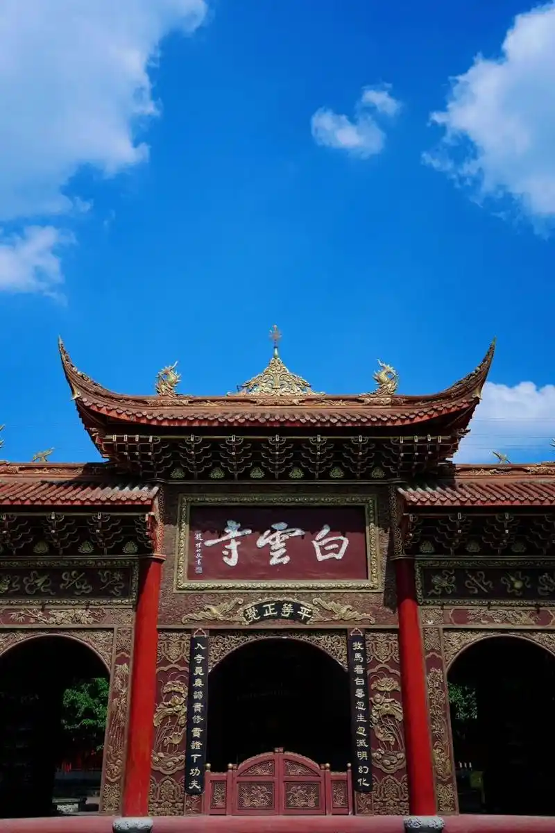 "几盏青灯映佛堂,梵音袅袅淡炎凉"  03白云寺是一座隐在成都周边的