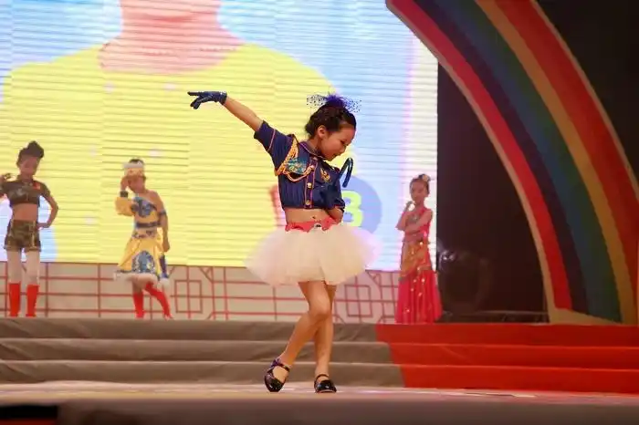 首届nickie童装"明日之星"少儿模特大赛完美落幕_cctv.com提供