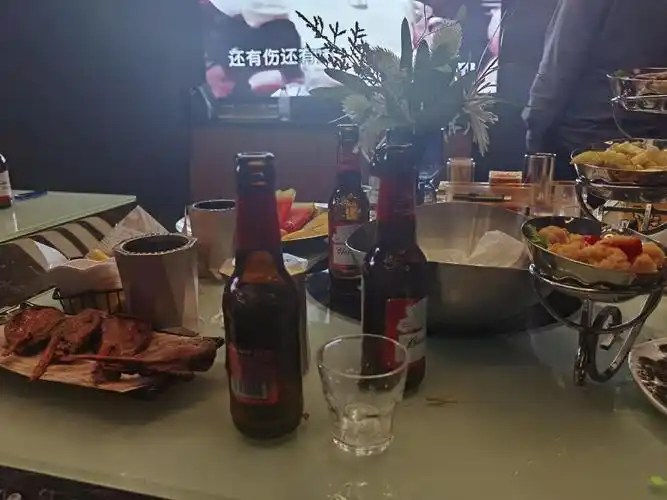 兮颜:好想和你喝酒.看看你喝醉的样子.问你爱的是谁.可惜我喝不过你.