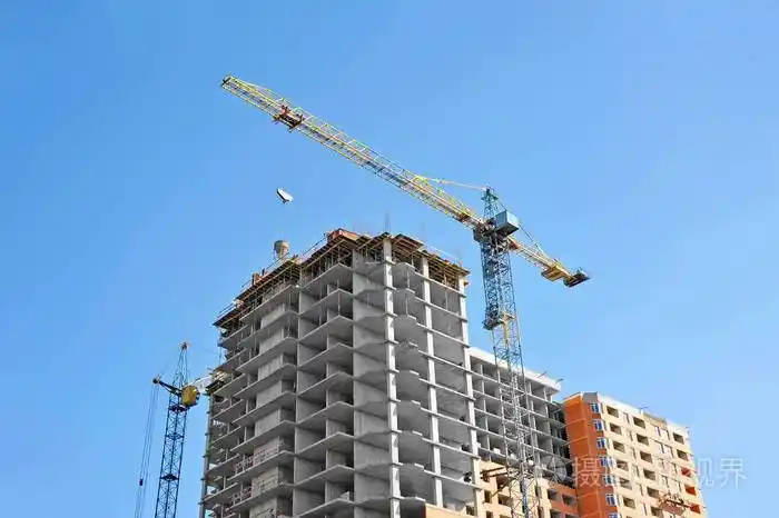 起重机和高层建筑施工现场