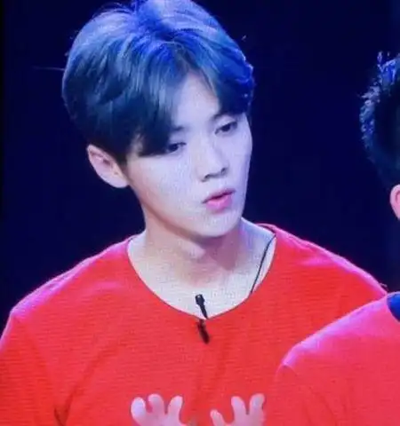 尝试一下独特的染发造型吧,这款藏蓝色的染发可以很好的提亮肤色,精致