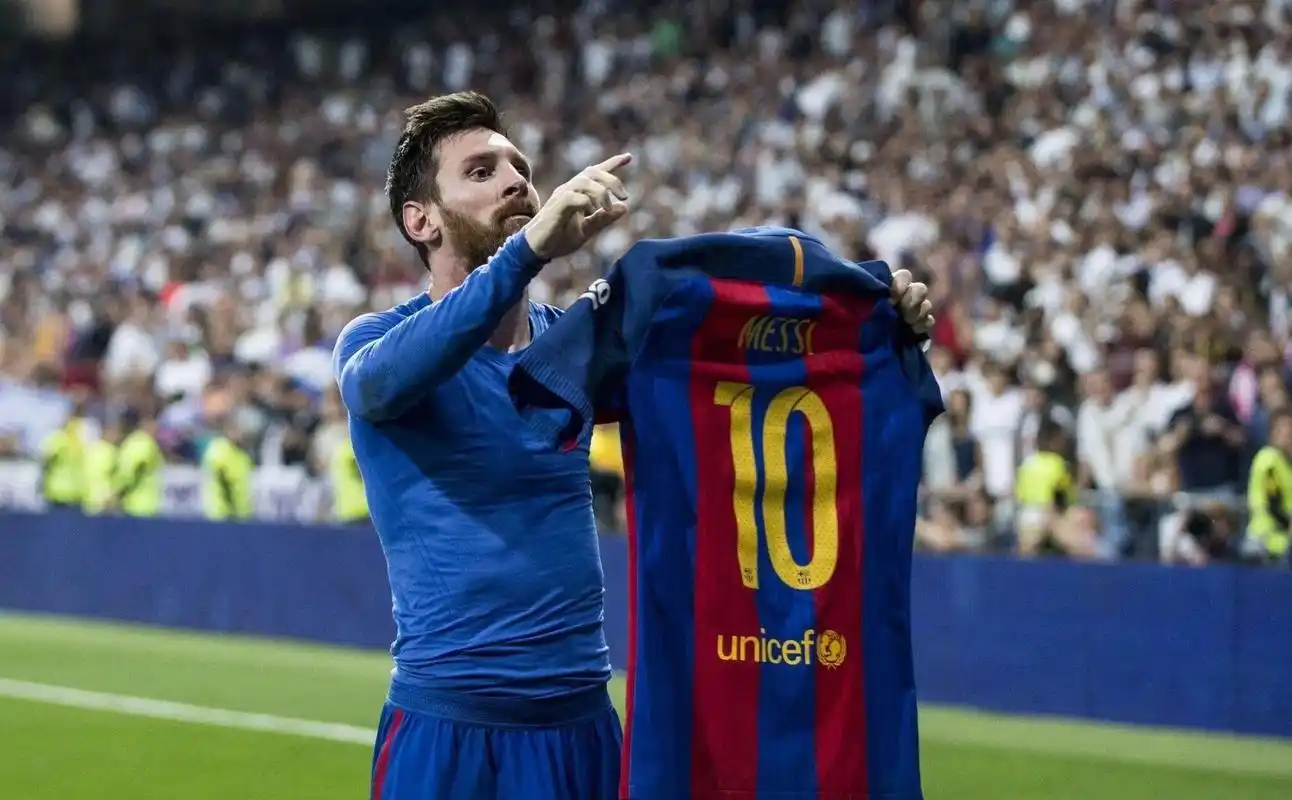 世界名画《伯纳乌晒球衣》#梅西 - 抖音