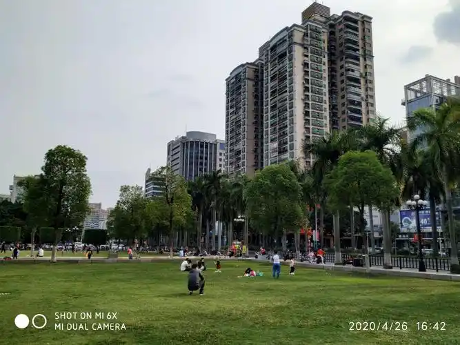 2020年4月25日广州花都广场休闲娱乐放风筝