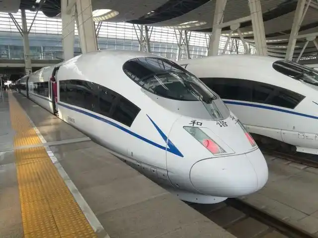 两列中国高铁走红!美网友:帅!我们办不到