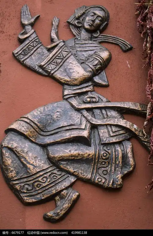 彝族民居墙上的铜雕