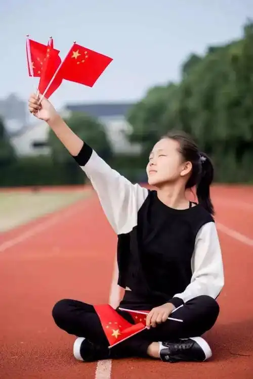 七(1)班合影照片展示速来围观有你吗?观海卫小鲜肉和国旗的合影