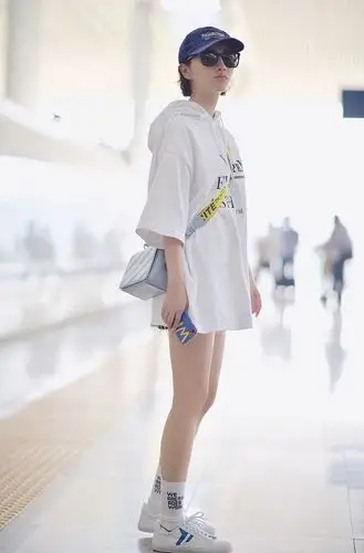 景甜用slogan袜子搭配celine帆布鞋,整身颜色非常清淡,但依旧让人移不
