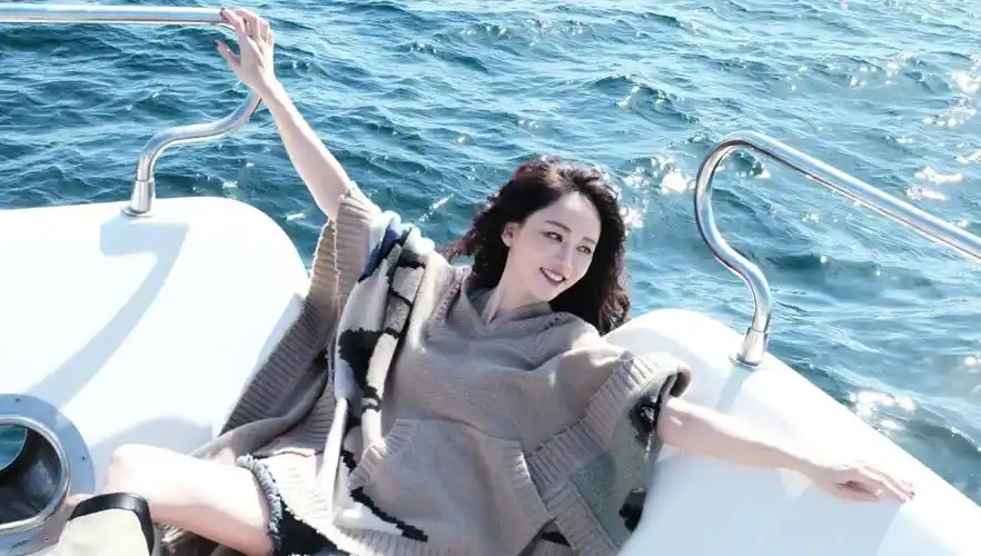 火辣身材藏不住!陈乔恩马尔代夫泳装潜水秀恩爱,零赘肉吸睛无数