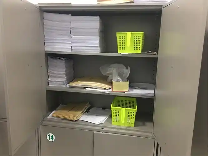 整理前,杂乱无章的档案柜.