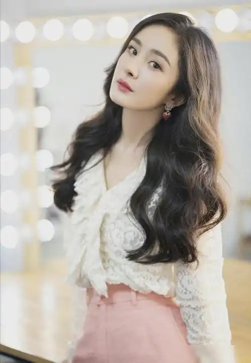 34岁杨幂真会穿,米色毛衣搭配渔夫帽和双麻花辫,可爱又减龄!