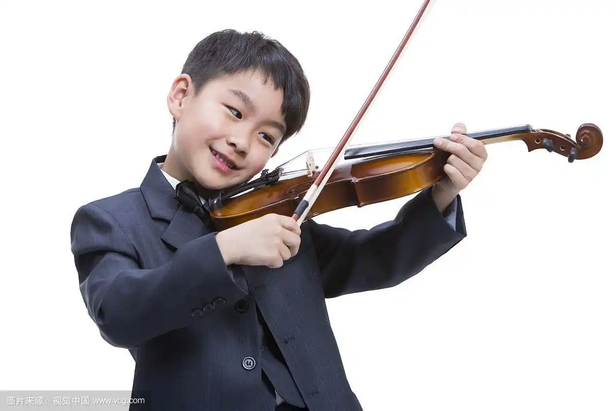 小男孩在拉小提琴