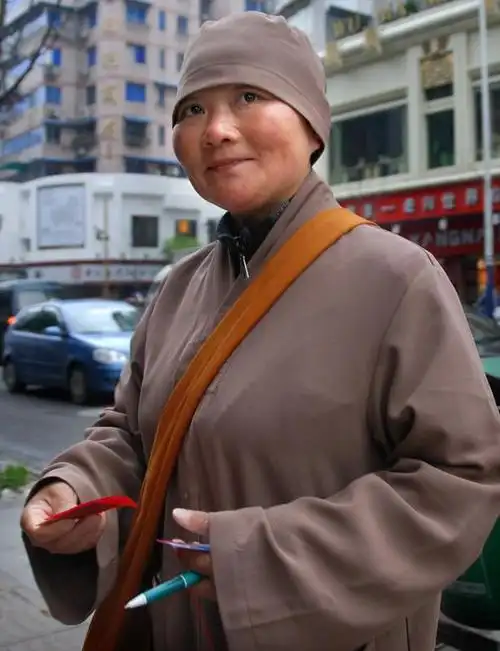 假尼姑和尚行骗 廉价购买僧服佛珠借积德行善之名骗钱