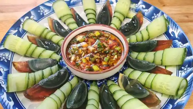 年夜饭必学菜,黄瓜拌皮蛋,摆盘好看,清脆爽口,人人夸你是大厨