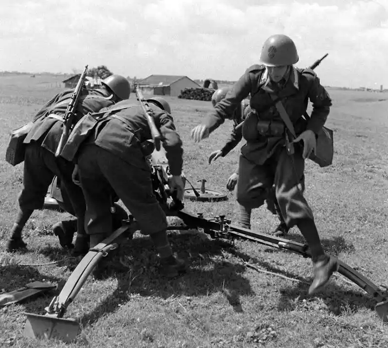 二营长的意大利炮一个班就能拆了抬走?m1935型47mm反坦克炮图集